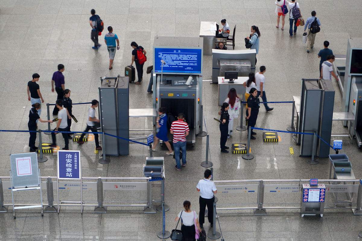 旅客欲携10万元人民币出境被机场安检截获